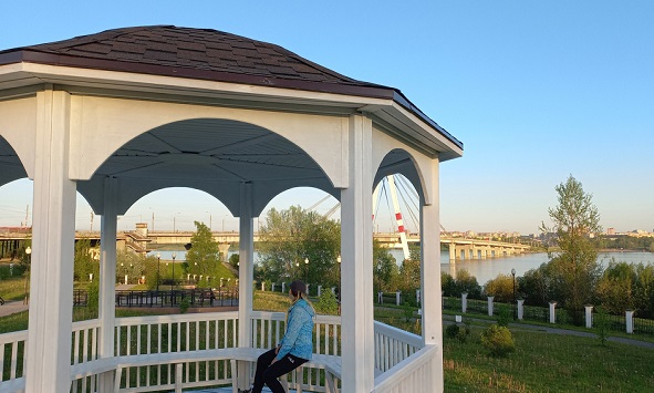 В Череповце Вологодской области открыли беседку с видом на Октябрьский мост